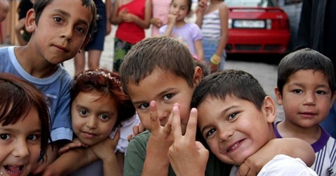 Такева: „Ромски родители притискат учителите да не пишат отсъствия на децата им