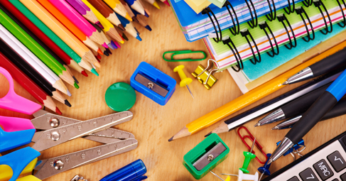 Раница, пълна с тетрадки, моливи, гумички, блокчета – какво е нужно на първокласника