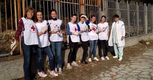Девойки от Български младежки Червен кръст в Разлог с доброволна проява