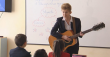 Преподавател с китара, но не по музика, а по български език и литература