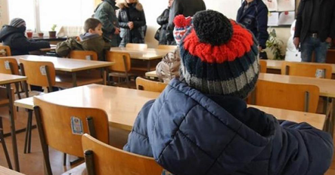 Грипът и лошото време спряха учебните занятия в 344 училища и детски градини