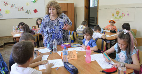 Пловдивски първолачета влизат с мама и татко в клас