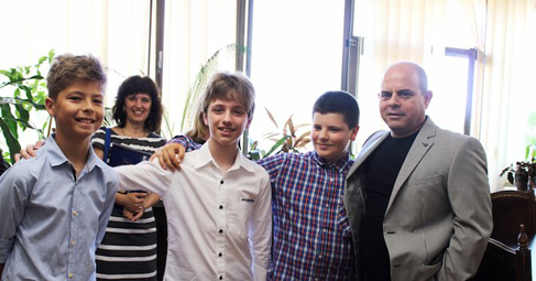 Шестокласници от Русе ще участват в международна олимпиада по математика в Сингапур