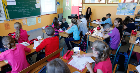 Френското правителство забрани на учениците да използват мобилни телефони в училище