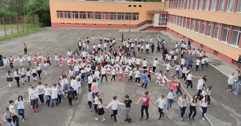 Родители от Бургас недоволни от съвместяването на две училища в една сграда
