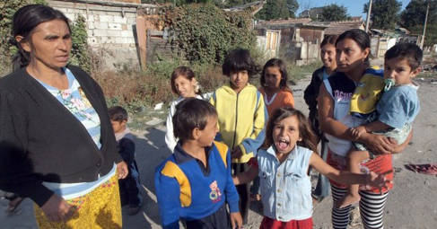Включването на ромите в образованието остава ключово предизвикателство пред стрaната