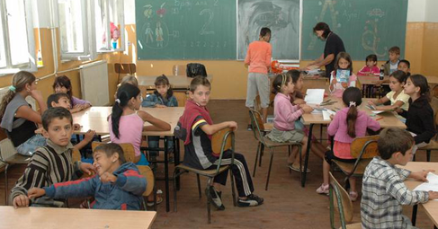 Месец след началото на учебната година 12 000 деца са отново в клас