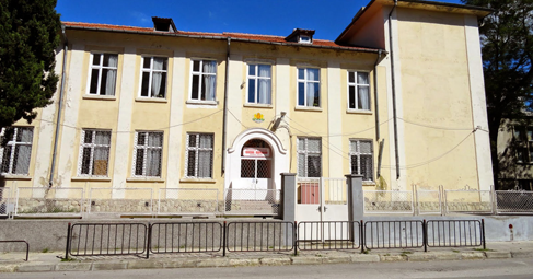 Варненски учители гневни на местното РУО заради отстранен директор, подозират кадрув