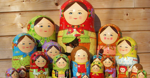 Матрьошка е дървена играчка, която изобразява стилизирана фигура (обикновено женска).