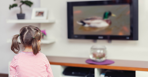 Прекомерното гледане на телевизия води до понижаване на оценките в училище