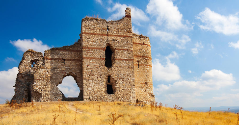 Встрани от отъпканите туристически маршрути се намира крепостта Букелон“ –