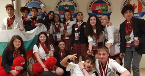 Български ученици с медали във всички категории на състезание по дебати в Хага