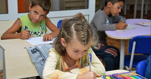 Над половината българи смятат, че училището трябва да възпитава
