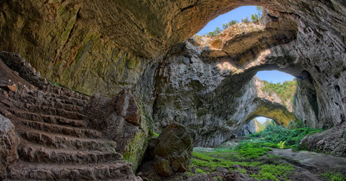 Деветашката пещера е една от най големите пещери в България Общата