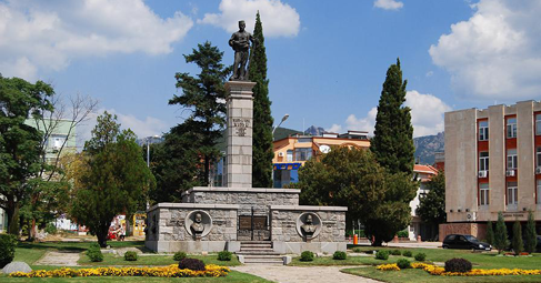  Град Сливен е разположен в Подбалкана на около 300 км