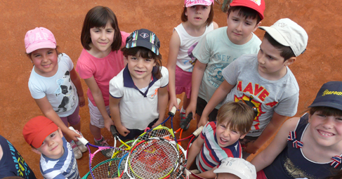  Тенисът е спорт който набира все по голяма популярност Радвайки
