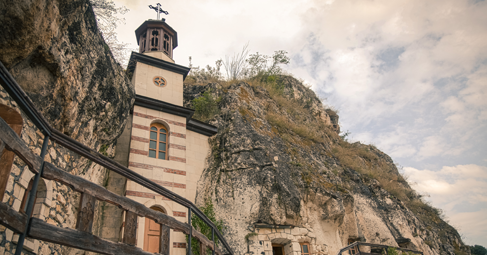 Скалният манастир Свети Димитър Басарбовски се намира в непосредствена близост