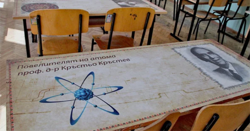 Пловдивско училище преобрази старите чинове с ефектно покритие на плотовете