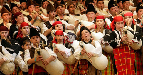 Българските обичаи са носители на национална идентичност а корените им