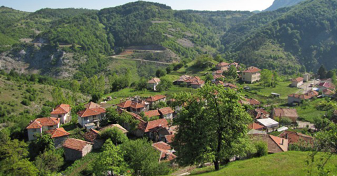  Село Мостово е разположено върху малък хълм в подножието на