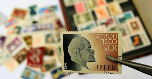 Филателията се занимава с пощенските марки а хората които колекционират