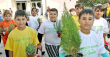 Ромски деца садят билки в двора на кварталното училище