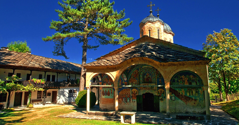  Село Батошево се намира в североизточните склонове на масива Разлатица