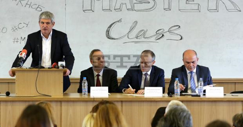 Просветният министър е притеснен от липсата на учители по математика