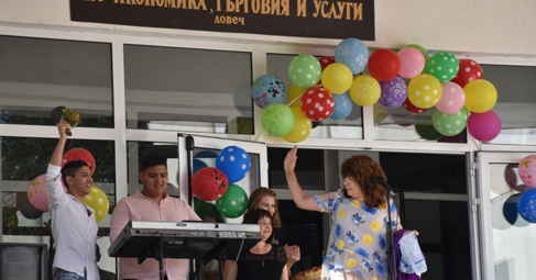 Скандално: Откриват с чалга учебната година в ловешко училище