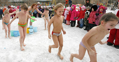  При минус 25 градуса класически сибирски студ децата от град