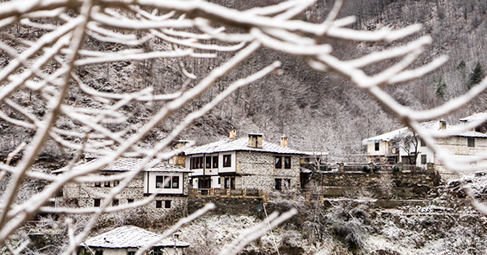 Село Косово е разположено на изключително живописно място, в централния