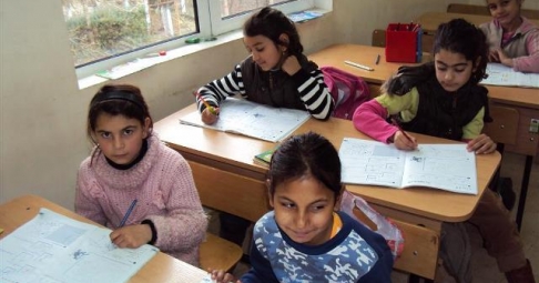 Кунева предлага магистърска степен за преподавателите в ромски училища